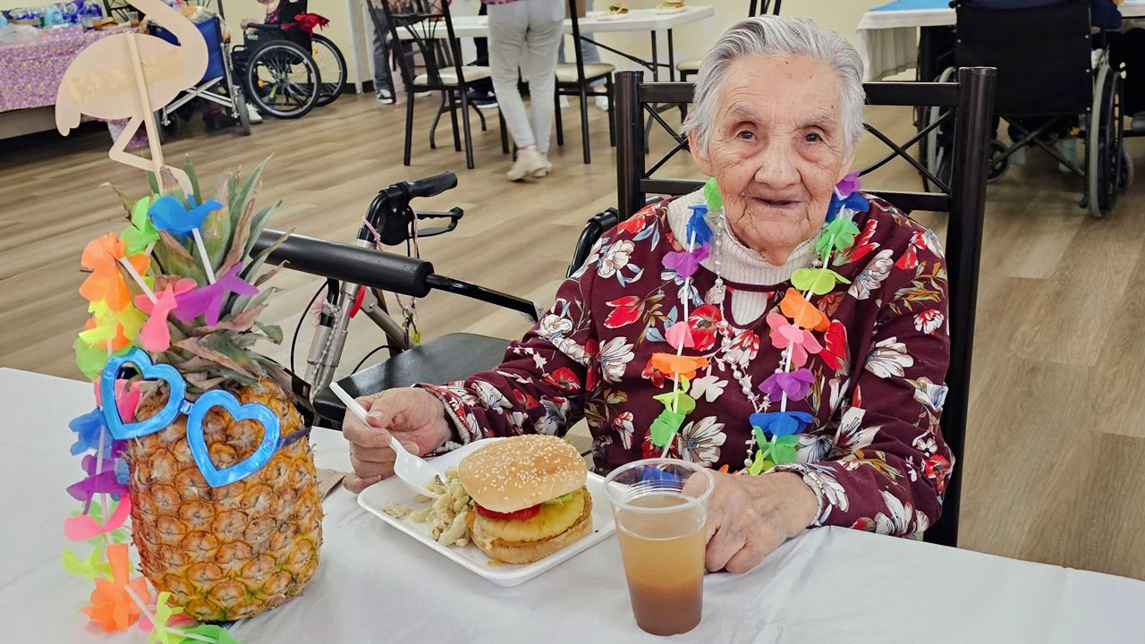 fiesta hawaiana dia madres 2025 5