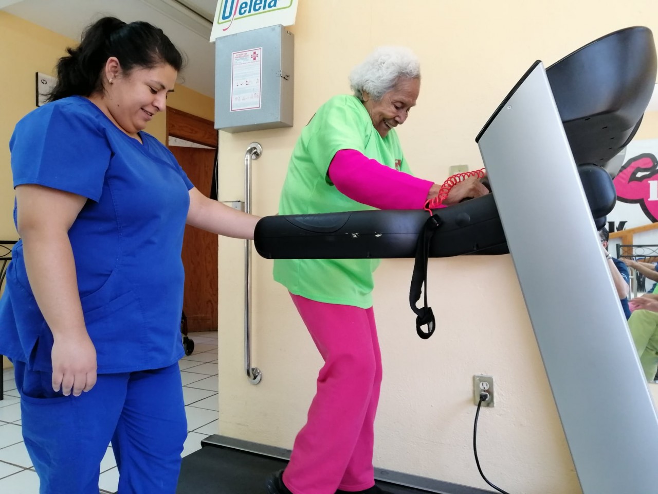 ¡Miradas y sonrisas alegres de las Damas Betti!