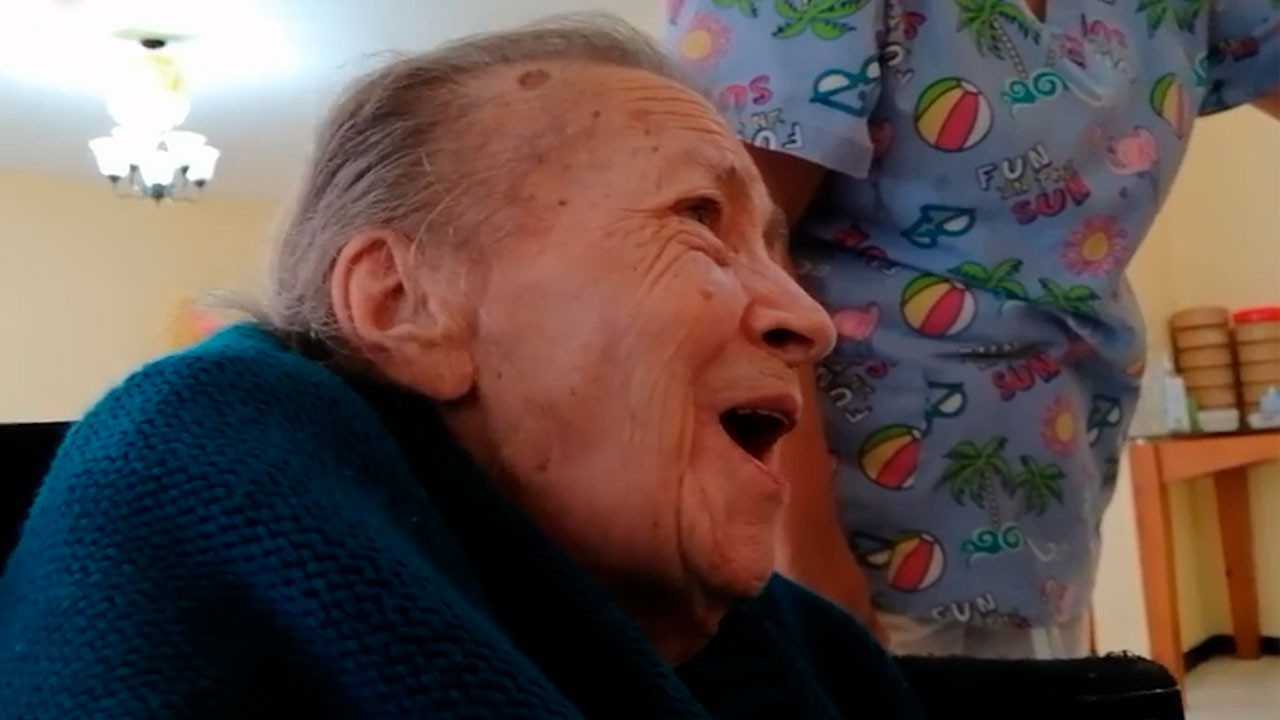 Celestina Folch cantando